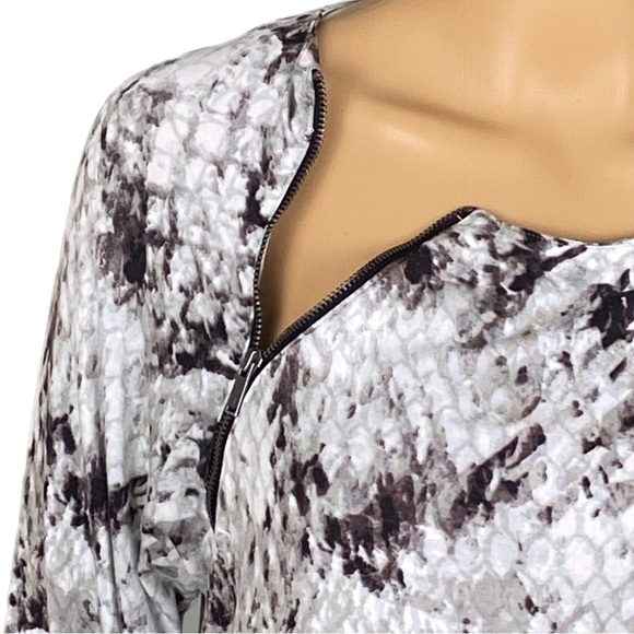 CALVIN KLEIN JEANS white and grey, snakeskin design, jersey t-shirt. Medium. EUC - Picture 3 of 14